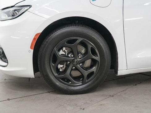 Used 2024 Chrysler Pacifica Limited FWD image 31