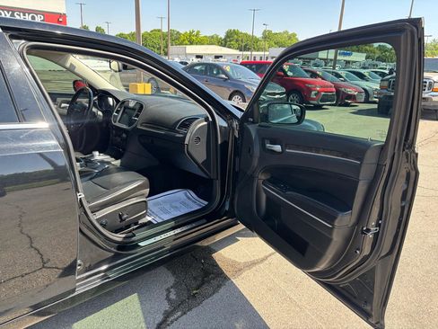 Used 2019 Chrysler 300 Limited RWD image 9