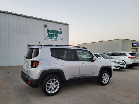 Used 2019 Jeep Renegade Latitude w/ Cold Weather Group AWD/4WD image 8
