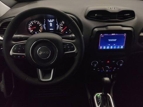 Used 2018 Jeep Renegade Latitude FWD image 22