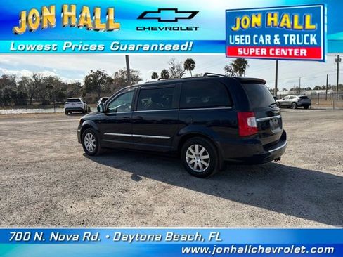 Used 2014 Chrysler Town & Country Touring image 7