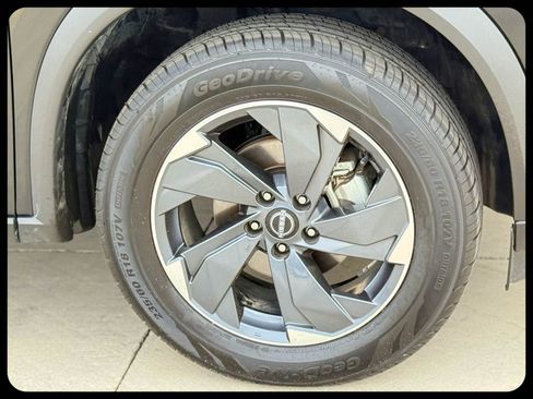 Used 2025 Nissan Rogue SV image 7