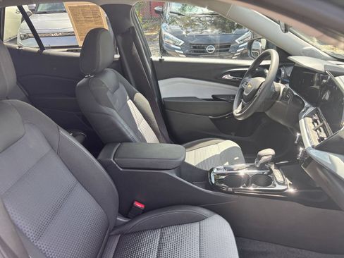Used 2025 Chevrolet Trax LT FWD image 31
