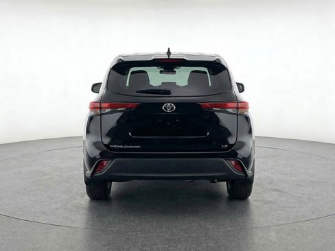 Used 2025 Toyota Highlander LE FWD image 7