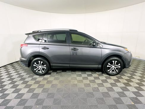 Used 2018 Toyota RAV4 LE FWD image 10