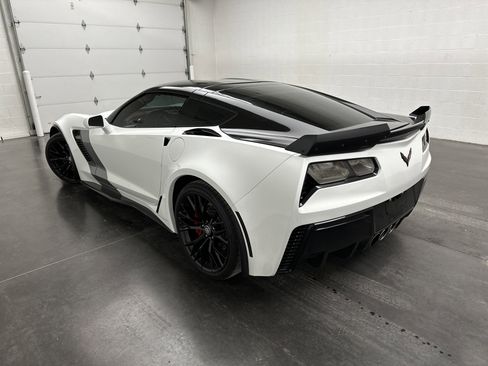 Used 2015 Chevrolet Corvette Z06 w/ 2LZ Preferred Equipment Group image 5