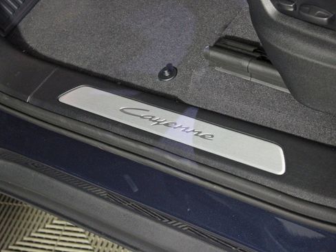 Used 2025 Porsche Cayenne Coupe image 17