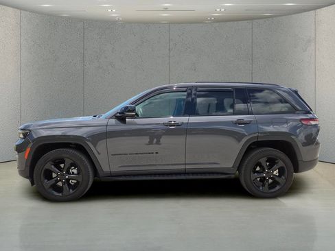 Used 2024 Jeep Grand Cherokee Limited w/ Black Appearance Package AWD/4WD image 9