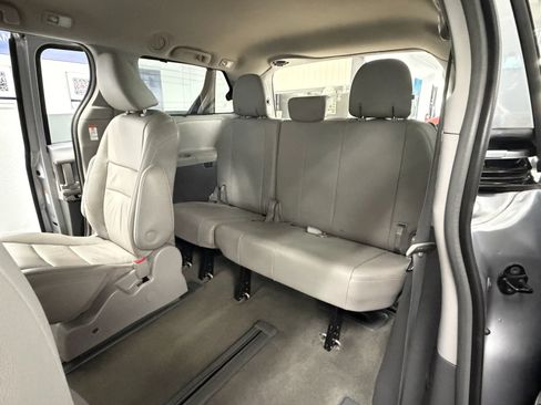 Used 2018 Toyota Sienna XLE Premium AWD/4WD image 17