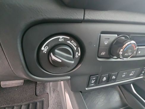 Used 2025 Nissan Frontier SL AWD/4WD image 16