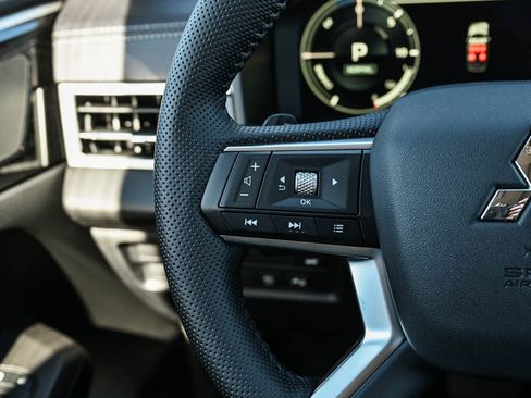 New 2025 Mitsubishi Outlander SE image 21