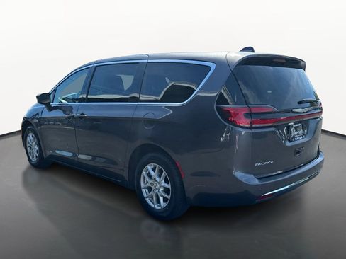 Used 2023 Chrysler Pacifica Touring-L FWD image 5