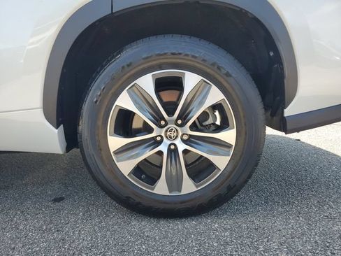 Used 2023 Toyota Highlander XLE FWD image 12