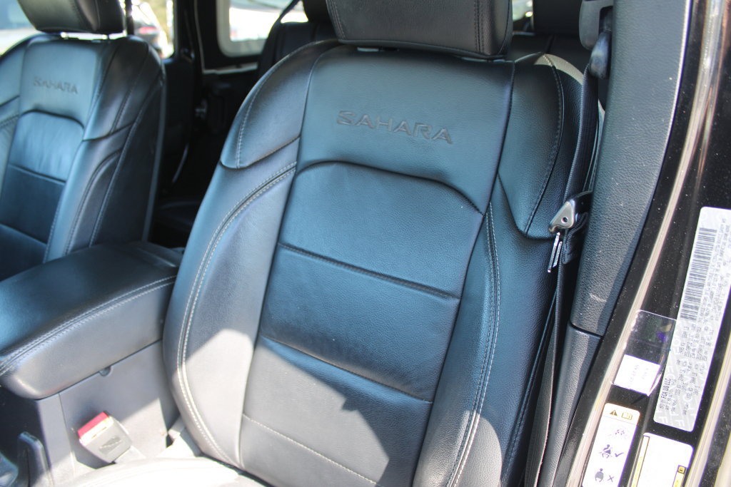 Used 2018 Jeep Wrangler Unlimited Sahara AWD/4WD image 16