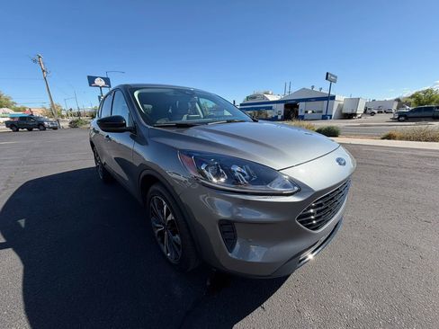 Used 2022 Ford Escape SE w/ SE Sport Appearance Package image 4