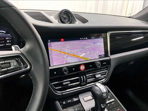 Used 2025 Porsche Macan image 19