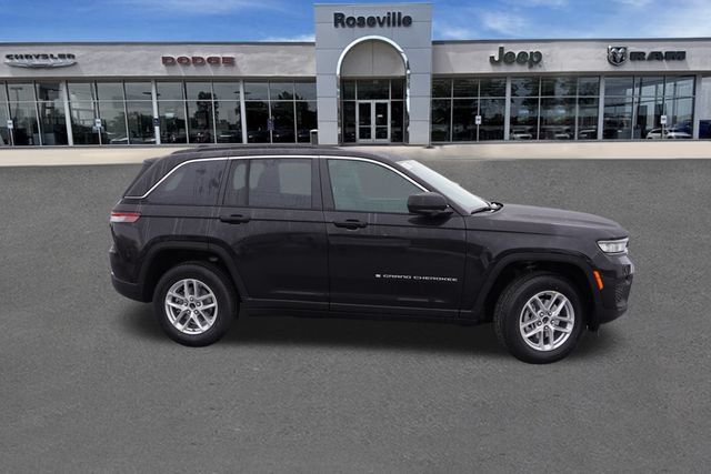 New 2025 Jeep Grand Cherokee Laredo X w/ Luxury Tech Group I AWD/4WD image 2