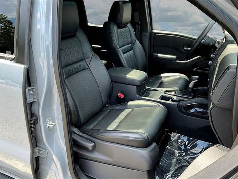 Used 2022 Nissan Frontier PRO-4X w/ Pro-4X Premium Package AWD/4WD image 32