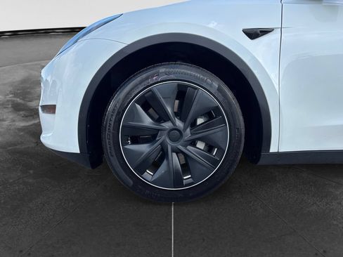 Used 2023 Tesla Model Y AWD image 9