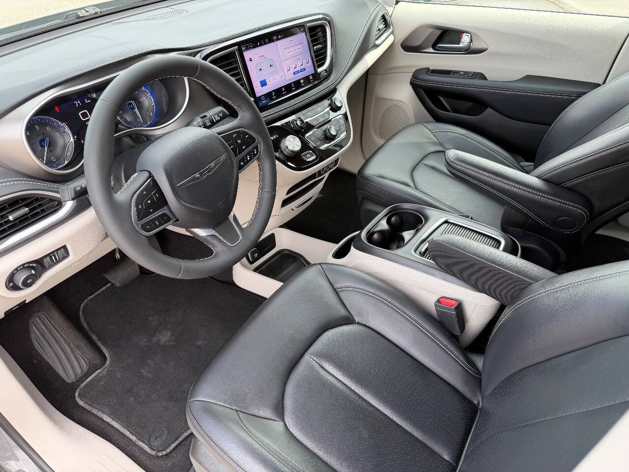 Used 2023 Chrysler Pacifica Touring-L AWD/4WD image 14