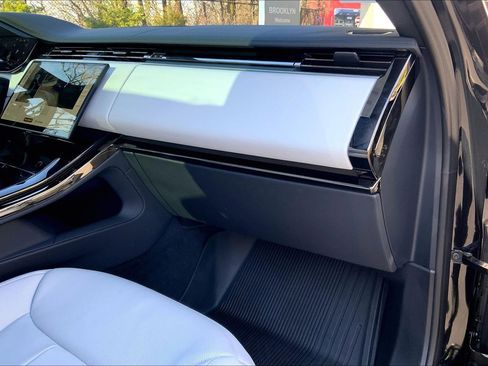 Used 2025 Land Rover Range Rover Sport SE AWD/4WD image 18