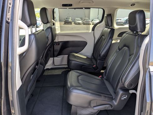 Used 2023 Chrysler Pacifica Touring-L FWD image 29