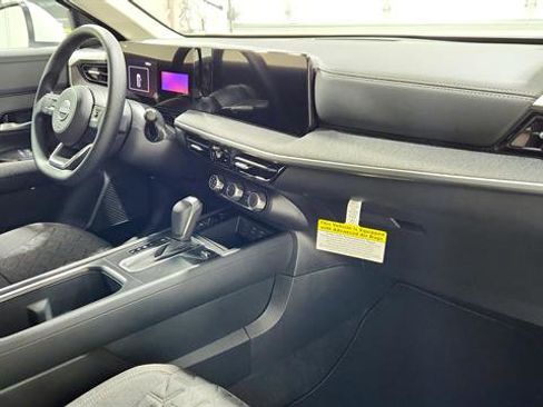 Certified 2025 Nissan Kicks SV w/ Illumination Package image 31