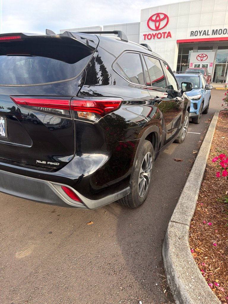 Used 2022 Toyota Highlander XLE AWD/4WD image 4
