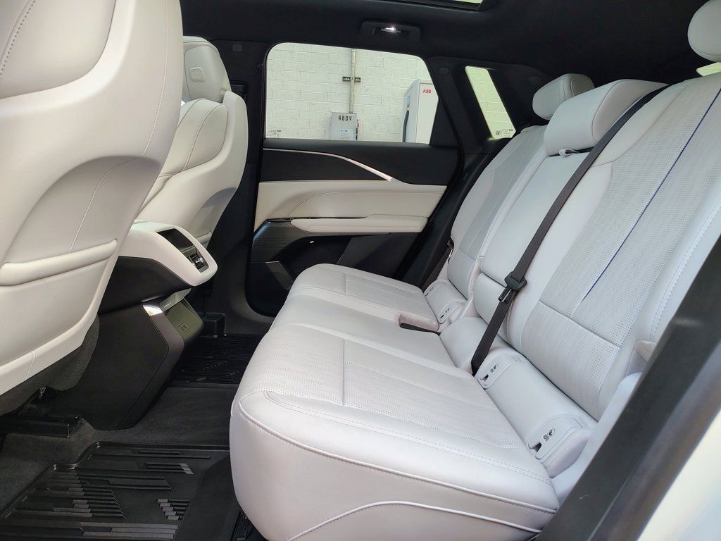 Used 2024 Cadillac Lyriq Luxury AWD/4WD image 33