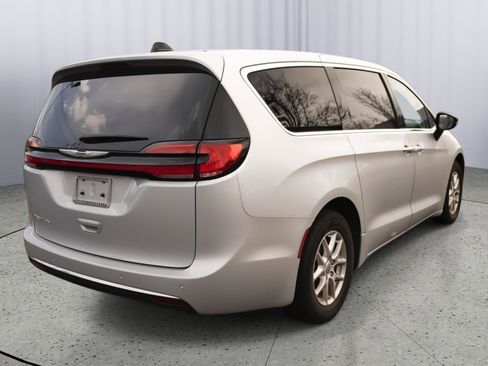 Used 2024 Chrysler Pacifica Touring-L image 27