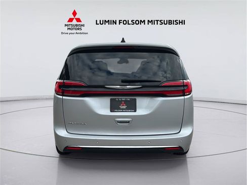 Used 2024 Chrysler Pacifica Touring-L FWD image 4