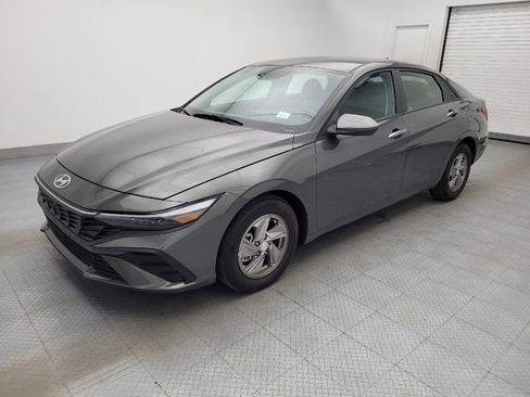 Used 2025 Hyundai Elantra SE image 2