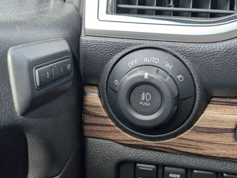Used 2021 Nissan Titan SL AWD/4WD image 8