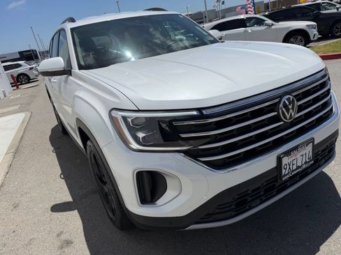 Certified 2026 Volkswagen Atlas SE w/ Black Wheel Package FWD image 8