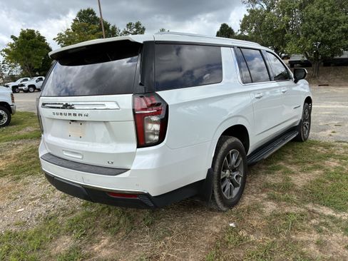 Used 2022 Chevrolet Suburban LT RWD image 8