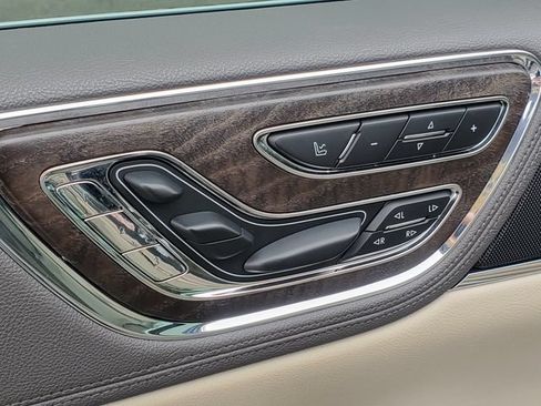 Used 2017 Lincoln Continental Reserve AWD/4WD image 10