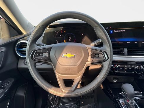 Used 2025 Chevrolet Trax LT FWD image 14