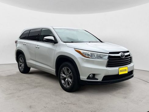 Used 2015 Toyota Highlander LE FWD image 3
