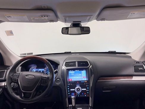 Used 2018 Ford Explorer Platinum AWD/4WD image 2