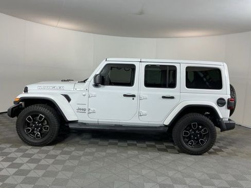 Used 2018 Jeep Wrangler Unlimited Sahara AWD/4WD image 8