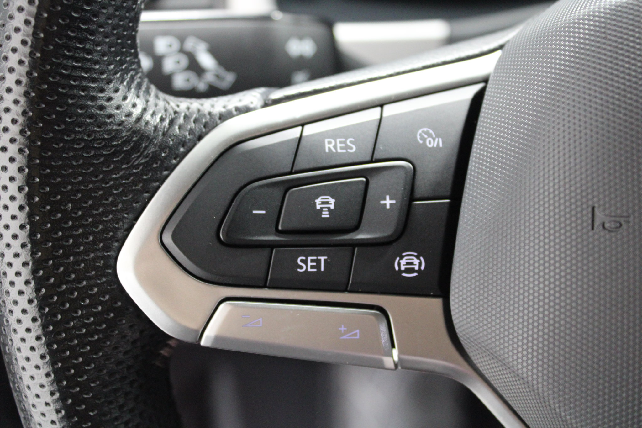 Used 2020 Volkswagen Atlas Cross Sport SEL R-Line AWD/4WD image 41