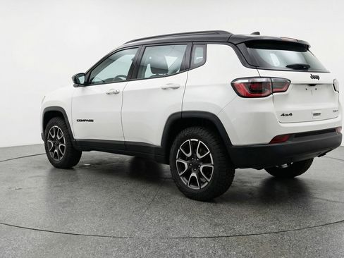 Used 2025 Jeep Compass Trailhawk image 6