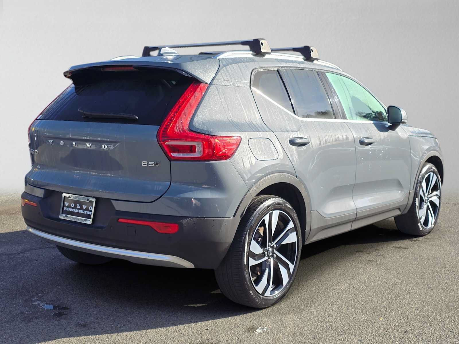 Certified 2023 Volvo XC40 B5 Ultimate w/ Protection Package Premier AWD/4WD image 4