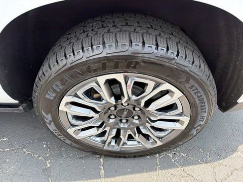 Certified 2023 GMC Yukon XL Denali Ultimate w/ LPO, Floor Liner Package AWD/4WD image 9