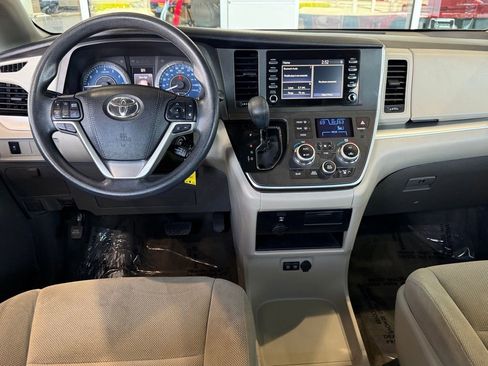 Used 2018 Toyota Sienna L image 28