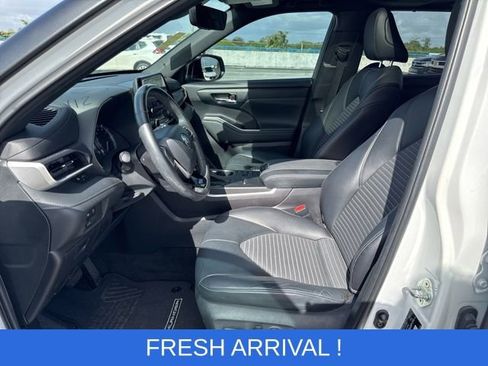Used 2023 Toyota Highlander XSE image 2