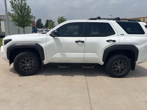 Used 2025 Toyota 4Runner SR5 AWD/4WD image 5