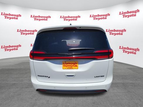 Used 2025 Chrysler Pacifica Limited FWD image 29