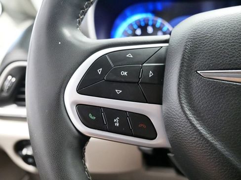 Used 2024 Chrysler Pacifica Touring-L image 26