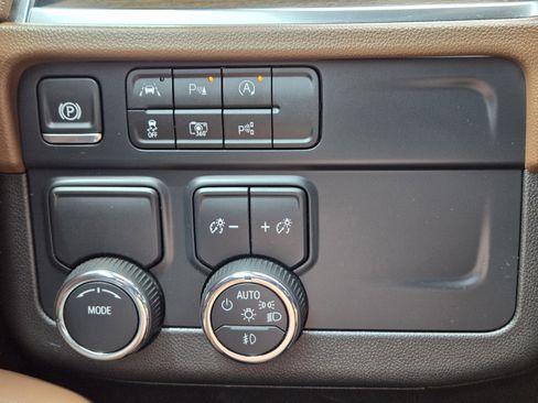Used 2025 Chevrolet Suburban High Country RWD image 23